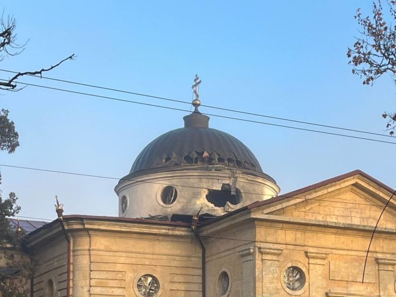 Російський снаряд влучив у світловий барабан храму