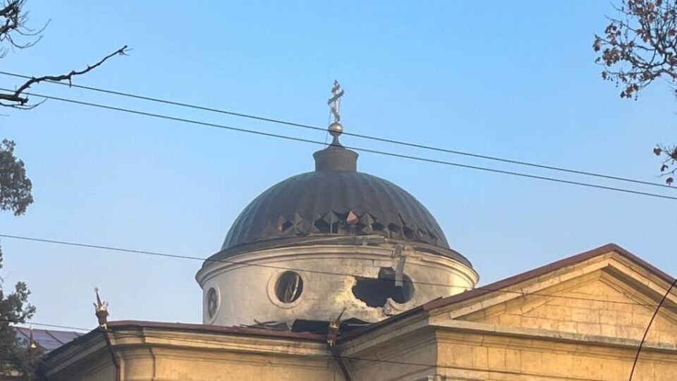 Российский снаряд попал в световой барабан храма