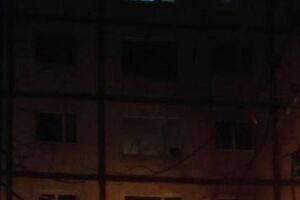 Удар пришелся между первым и вторым этажами дома