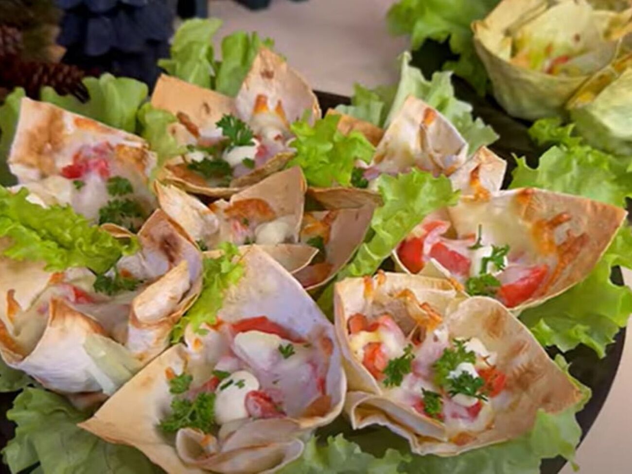 Запекайте корзинки из лаваша в духовке, разогретой до 180 °С, в течение 10 минут.