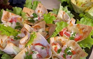 Запекайте корзинки из лаваша в духовке, разогретой до 180 °С, в течение 10 минут.