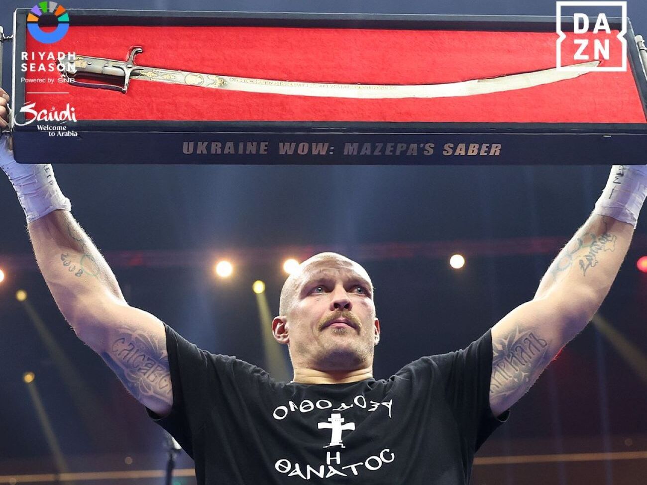Украинский боксер вынес на ринг саблю гетмана Ивана Мазепы XVII века