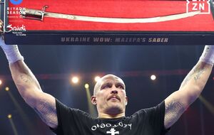 Украинский боксер вынес на ринг саблю гетмана Ивана Мазепы XVII века