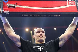 Украинский боксер вынес на ринг саблю гетмана Ивана Мазепы XVII века