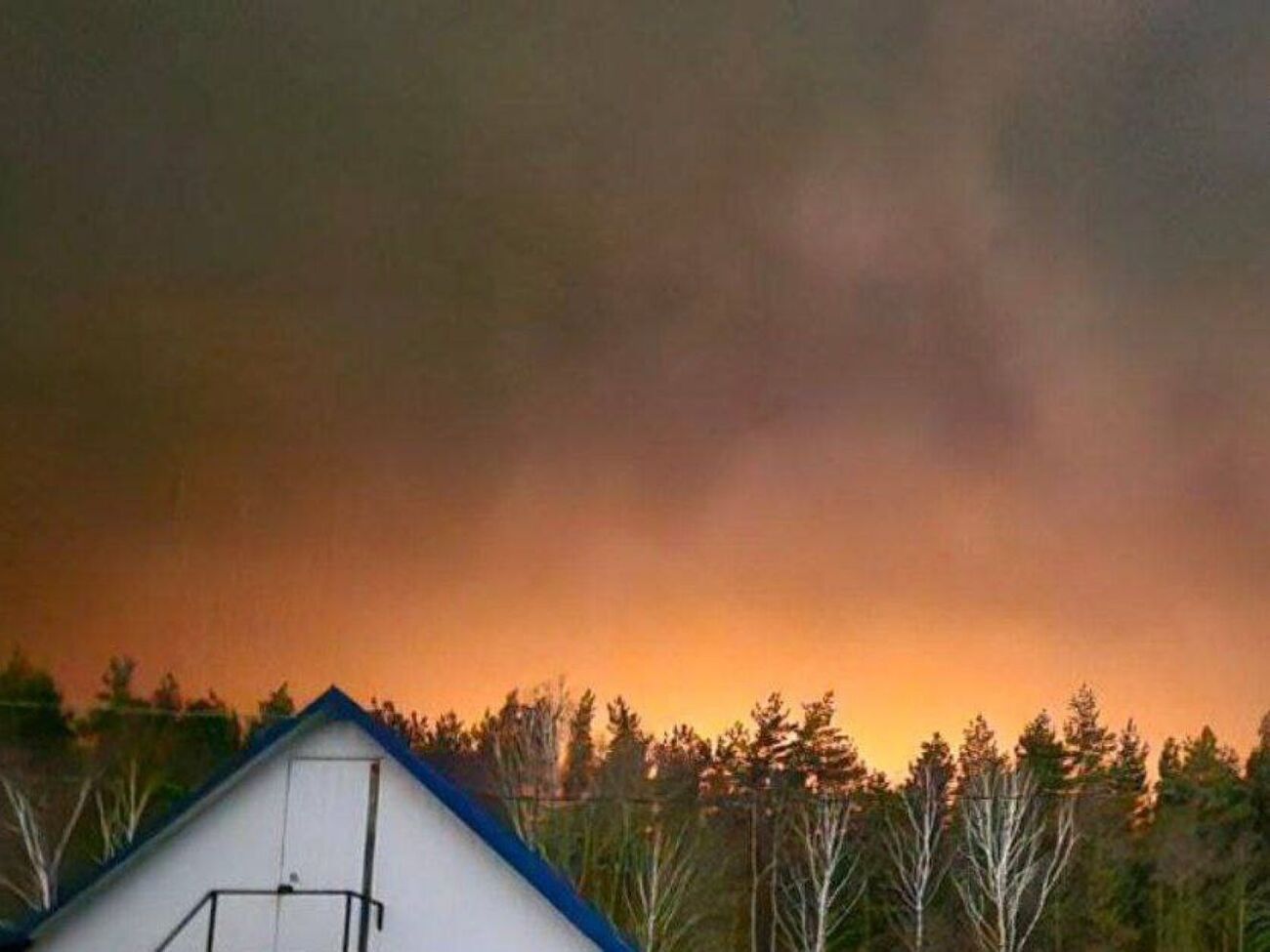 Местные заявили, что слышали около 30 "глухих взрывов", после чего загорелась нефтебаза