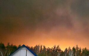 Местные заявили, что слышали около 30 "глухих взрывов", после чего загорелась нефтебаза