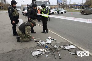 Мужчина шел по улице во время атаки страны-агрессора РФ