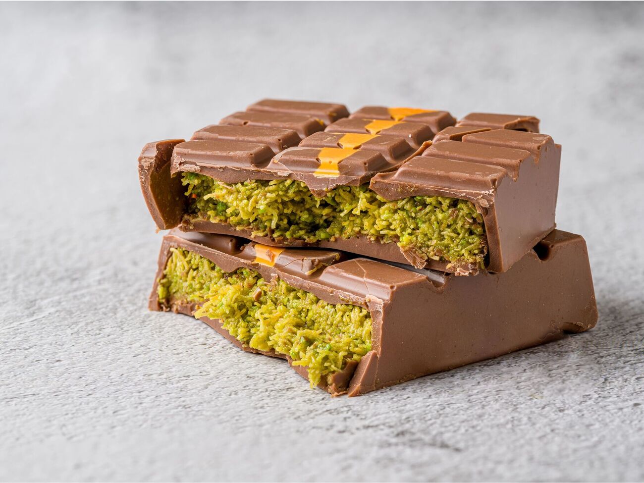 Для начинки понадобятся фисташковая паста и тесто катаифи