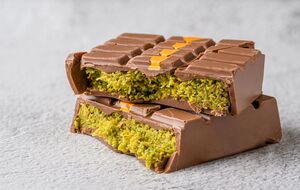 Для начинки понадобятся фисташковая паста и тесто катаифи