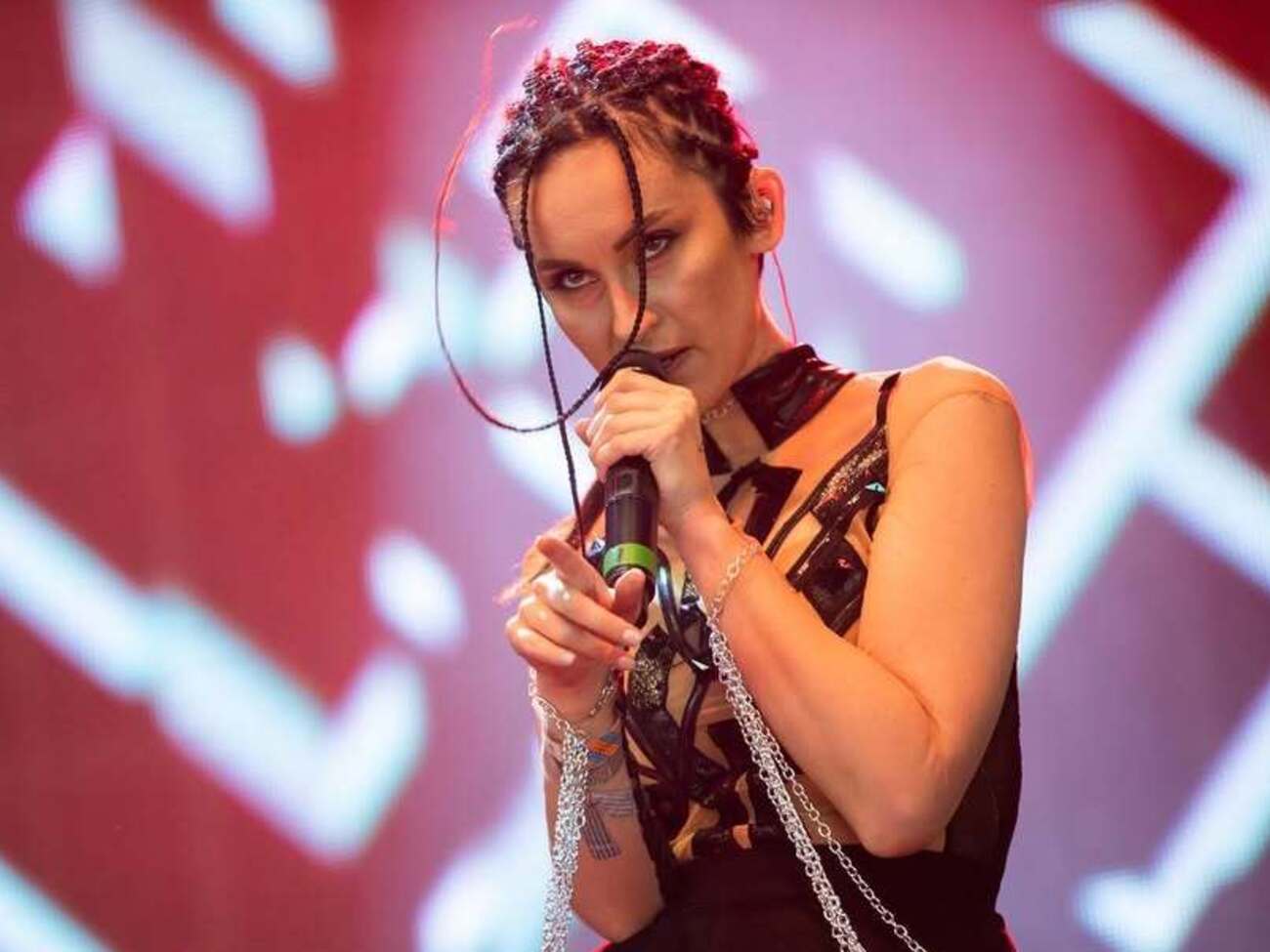 Співачка нейтрально реагує на те, що до неї виявляють інтерес жінки