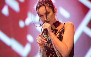 Певица нейтрально реагирует на то, что к ней проявляют интерес женщины