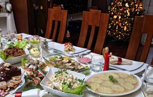 По словам диетолога, в случае переедания нужно прекратить есть и помочь себе препаратами для улучшения пищеварения