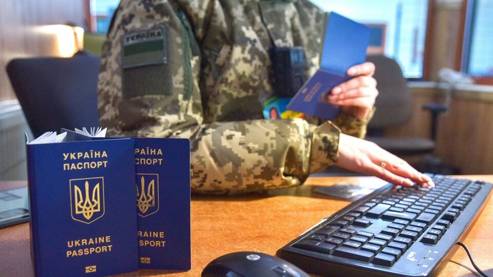 Українцям від 18 до 24 років, які навчаються за кордоном планують надати право безперешкодно виїжджати та повертатися в Україну