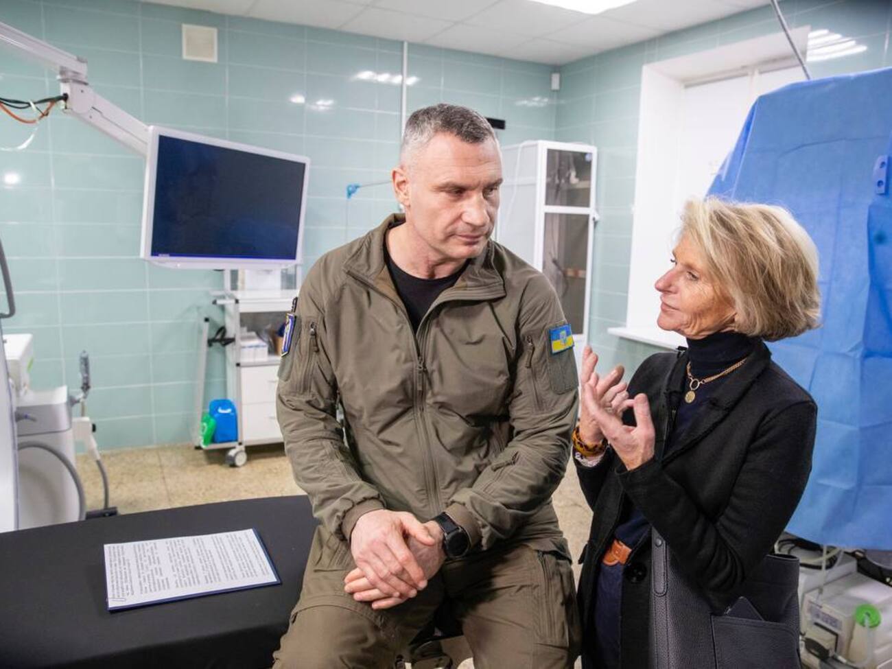 Представниця мерії Брюсселя передала обладнання київській лікарні