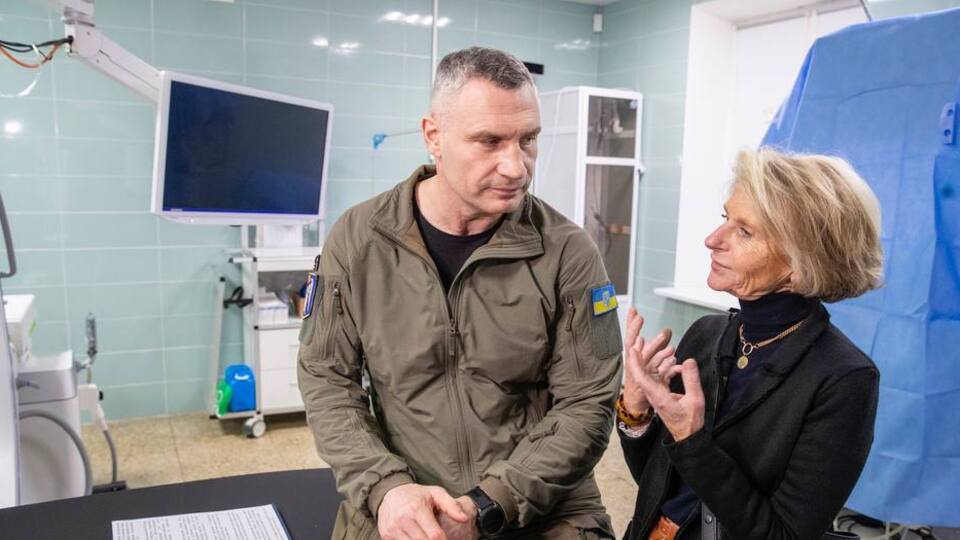 Представниця мерії Брюсселя передала обладнання київській лікарні