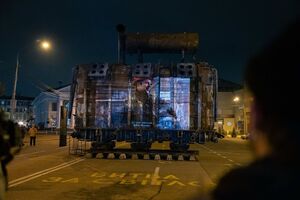 За допомогою проєкції відео транслювали на корпусі інсталяції "Битва за світло" на Контрактовій площі в Києві