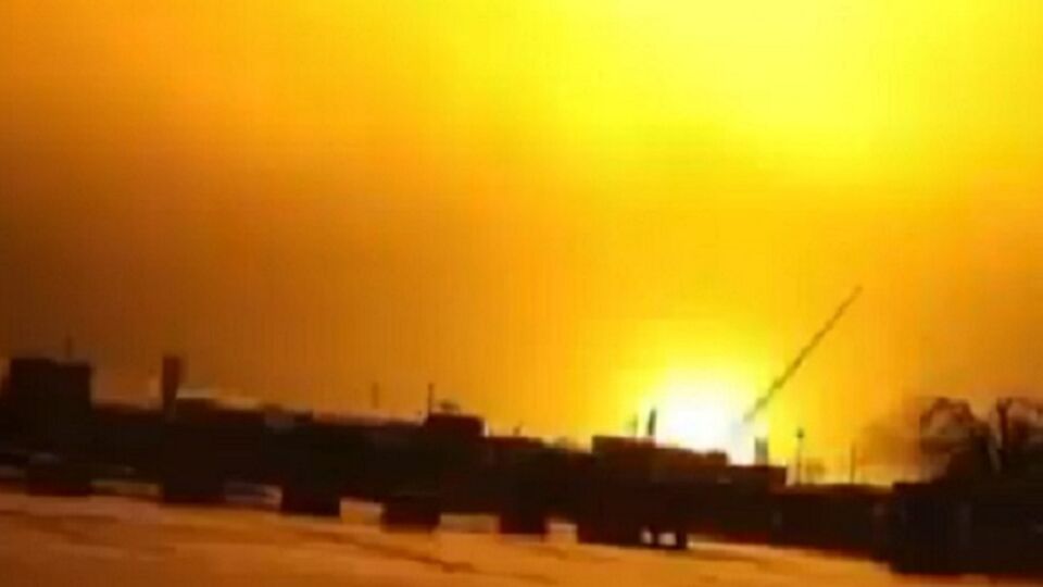 Местные паблики сообщают о взрывах в районе двух аэродромов