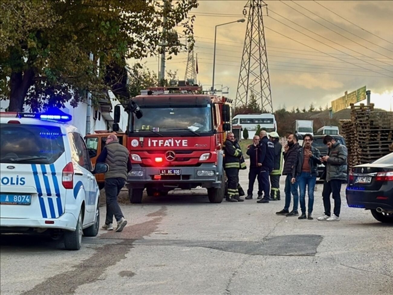 На место направлено более сотни машин скорой помощи и пожарных