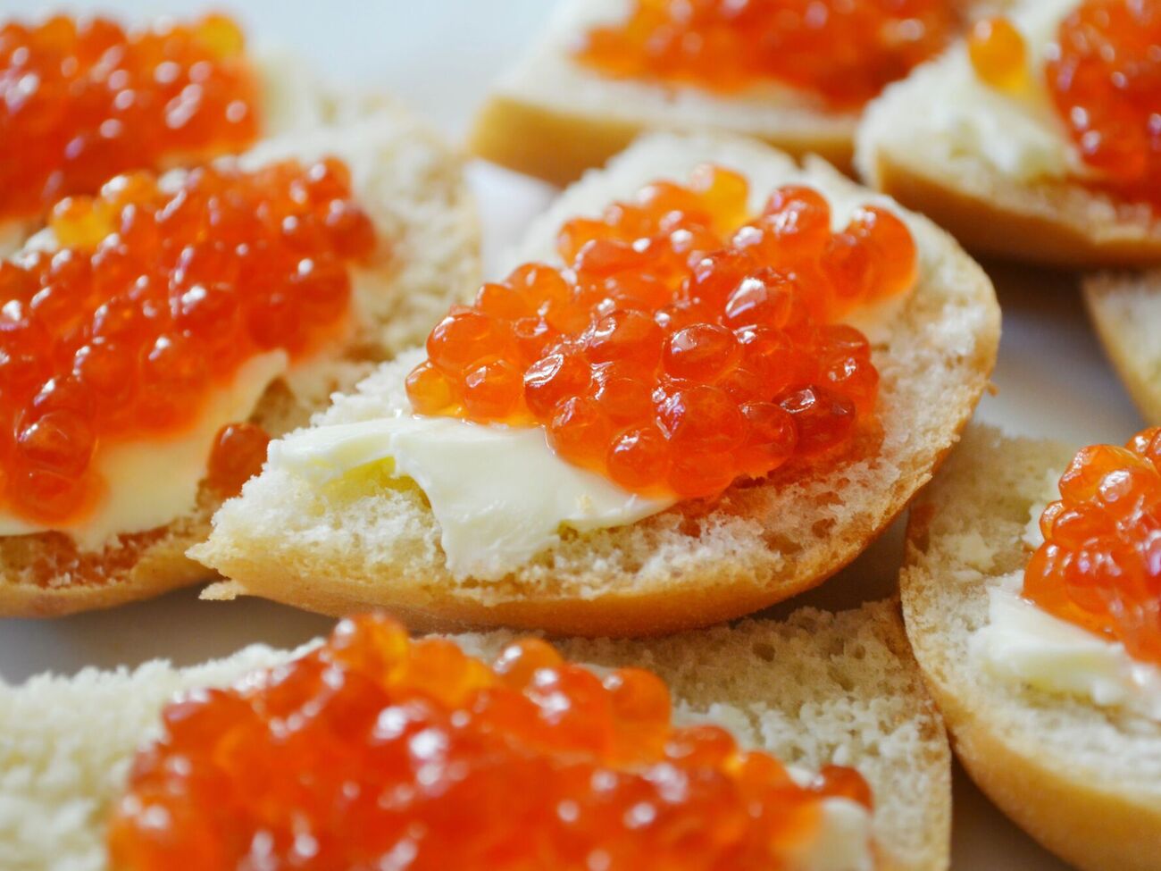 Натуральна ікра має бути пружною й легко лопатися під час натискання, тоді як штучна часто гумова