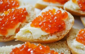 Натуральна ікра має бути пружною й легко лопатися під час натискання, тоді як штучна часто гумова