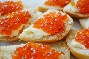 Натуральная икра должна быть упругой и легко лопаться при нажатии, тогда как искусственная часто резиновая