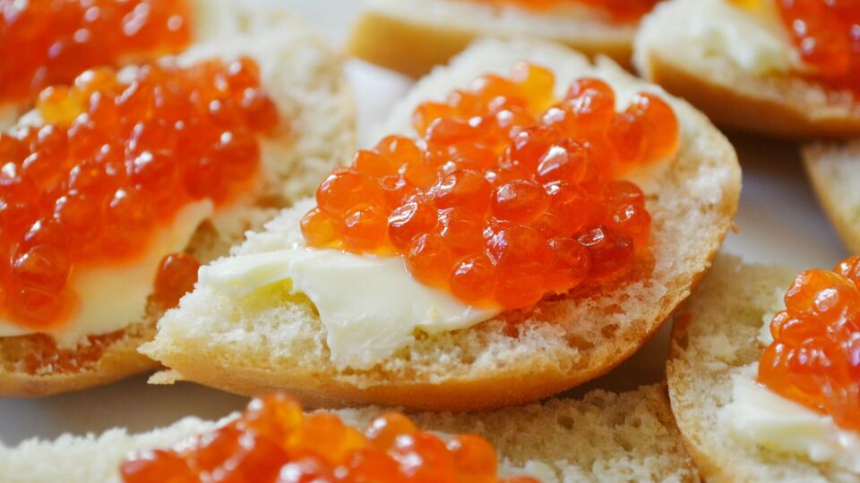Натуральная икра должна быть упругой и легко лопаться при нажатии, тогда как искусственная часто резиновая