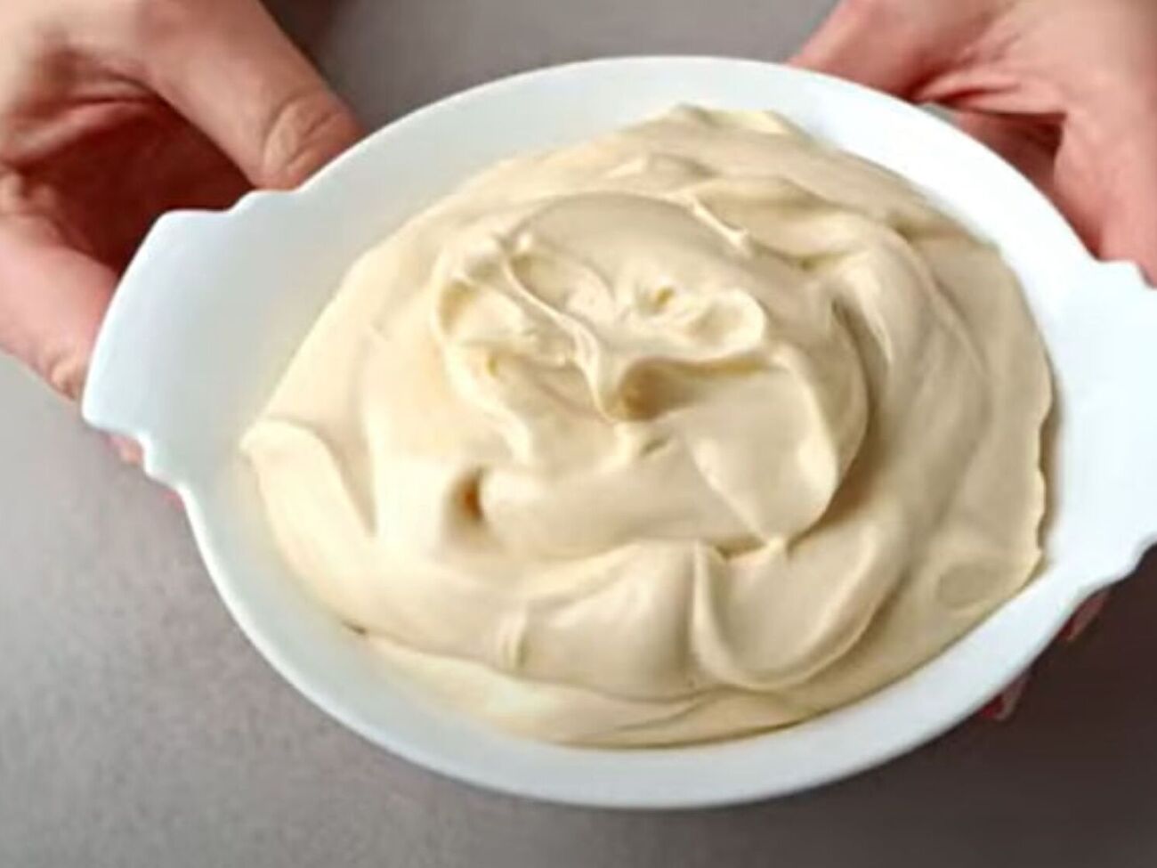 Поднимать блендер можно только тогда, когда большая часть растительного масла побелеет