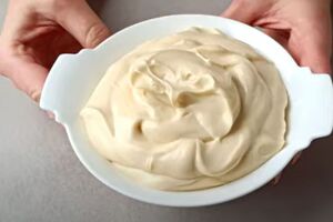 Поднимать блендер можно только тогда, когда большая часть растительного масла побелеет