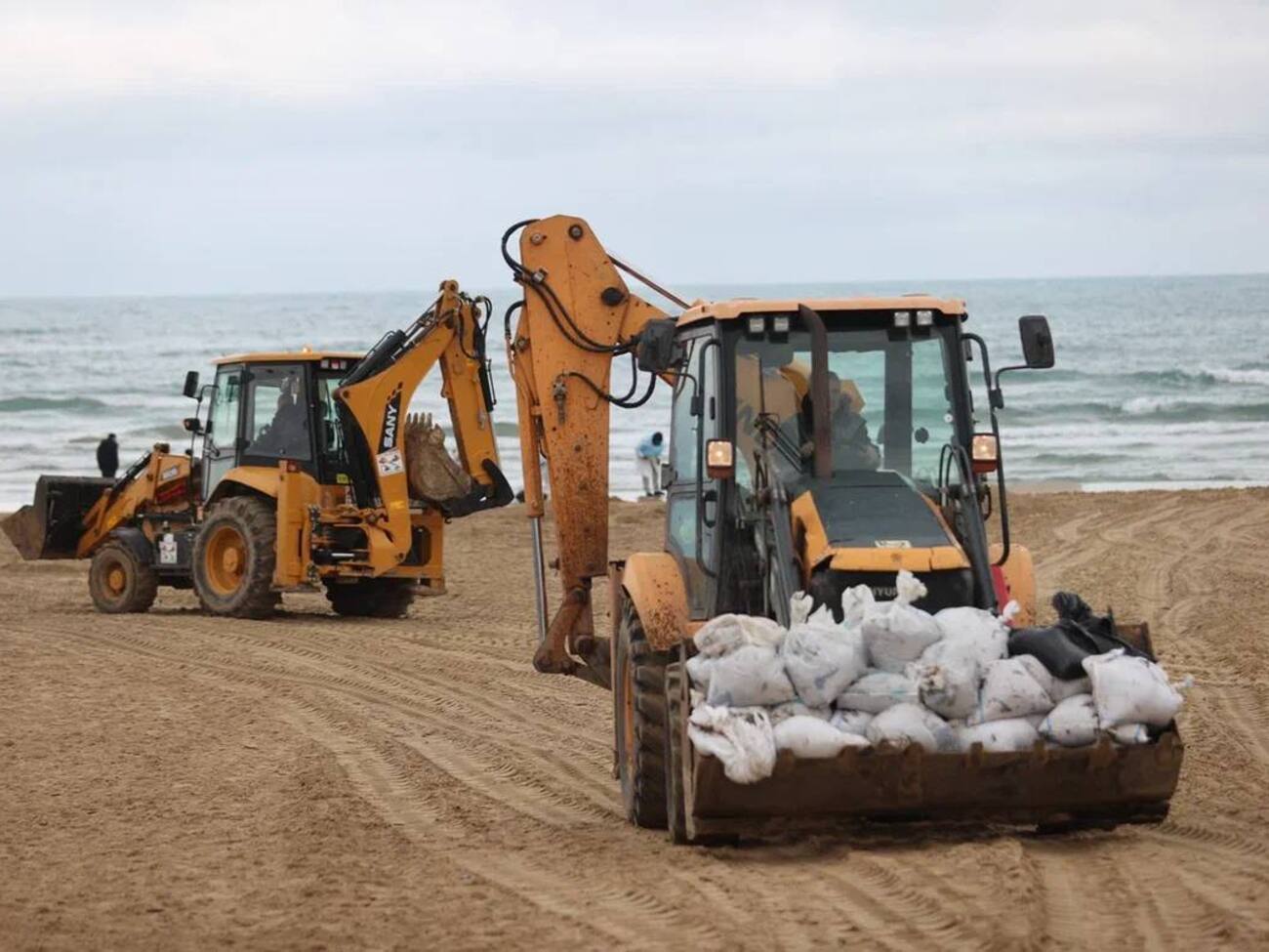З узбережжя вивозять зібраний мазут
