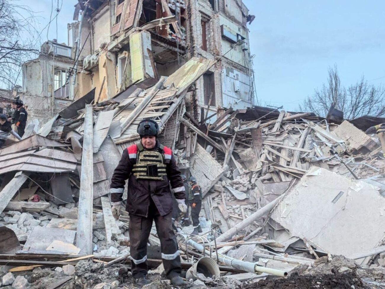 Рятувальники й далі розбирають завали