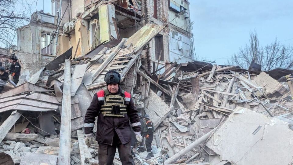 Рятувальники й далі розбирають завали