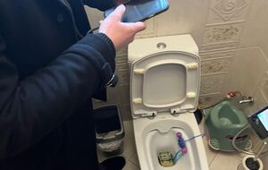 У ДБР опублікували фото затримання депутата й чиновника. На одному зі знімків в унітазі видно долари