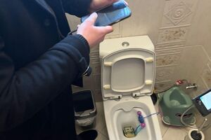 В ГБР опубликовали фото задержания депутата и чиновника. На одном из снимков в унитазе видны доллары