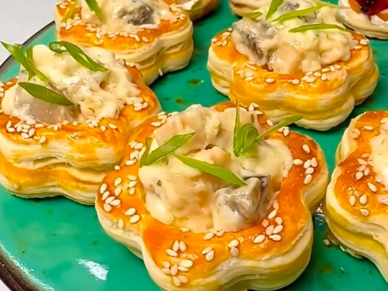 Квіти із листкового тіста – цікава закуска на святковий стіл