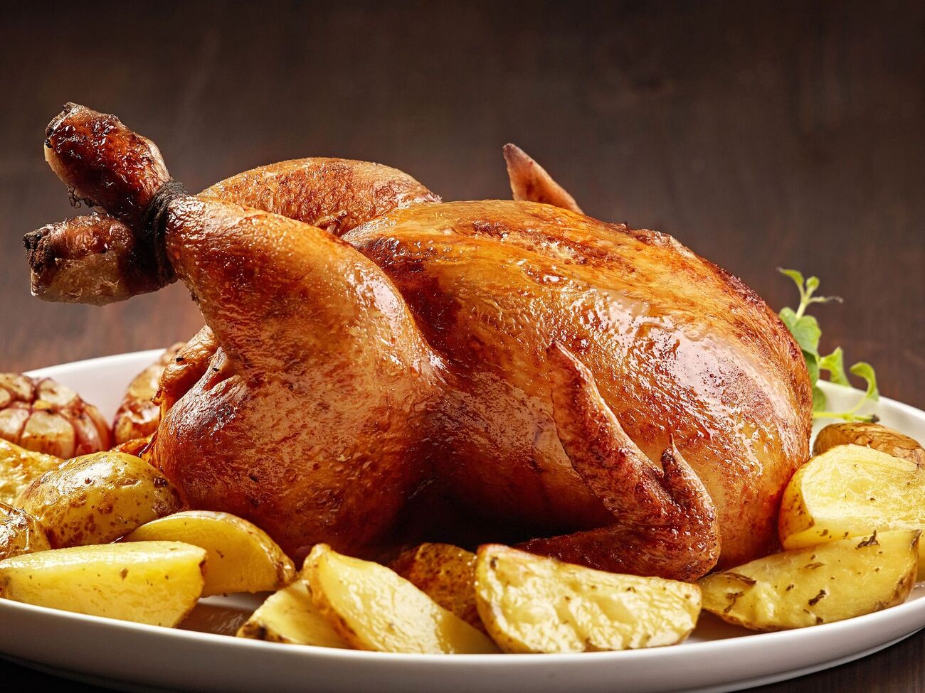 Для золотистої скоринки натріть курку медом