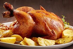 Для золотистої скоринки натріть курку медом