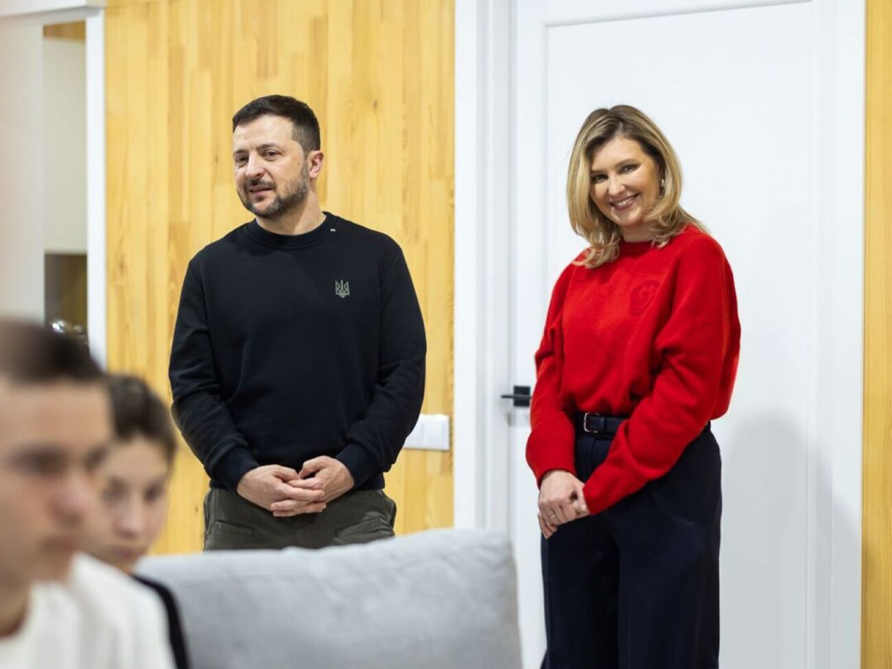 Зеленская выбрала для визита красный свитер свободного кроя и черные брюки-палаццо
