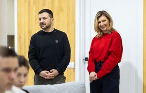 Зеленская выбрала для визита красный свитер свободного кроя и черные брюки-палаццо