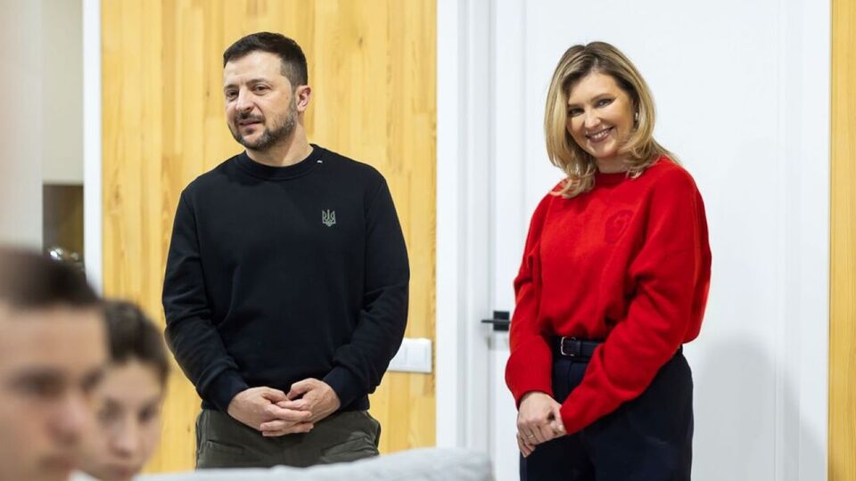 Дружина Зеленського обрала для візиту червоний светр широкого крою й чорні штани-палаццо