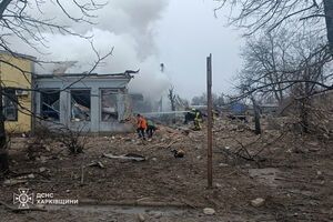В обох місцях влучань працюють екстрені служби