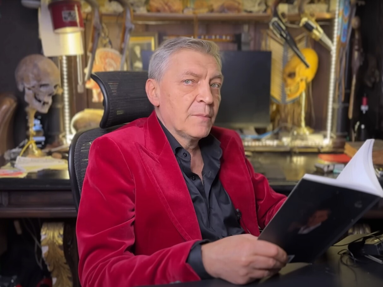 Знаючи, що в підбитому літаку живі люди, його скерували в море. Це настільки по-путінськи, що не дивує