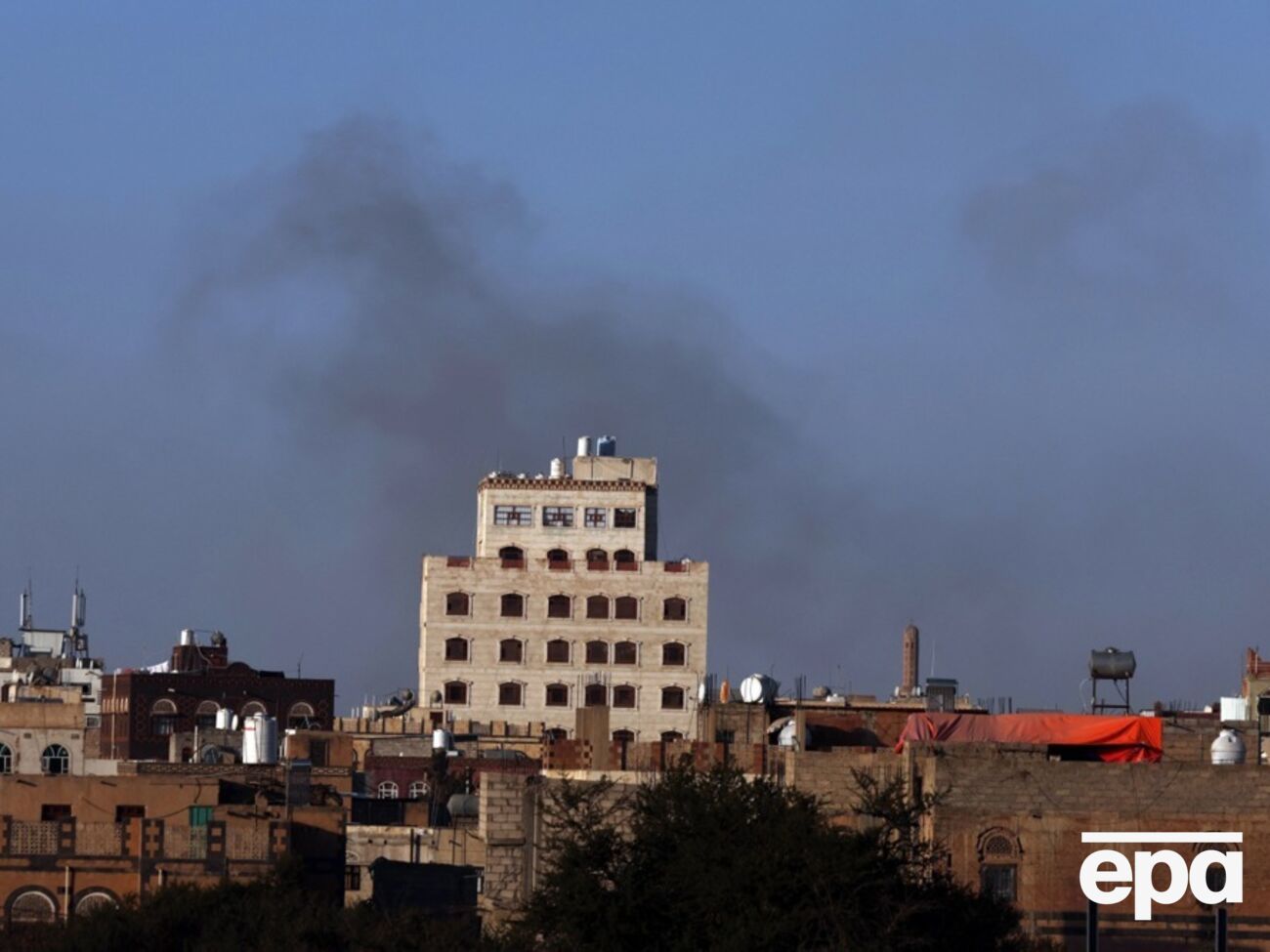 Армия обороны Израиля атаковала аэропорт Саны, две электростанции и портовую инфраструктуру в Йемене. Эти объекты хуситы могли использовать для своей военной деятельности