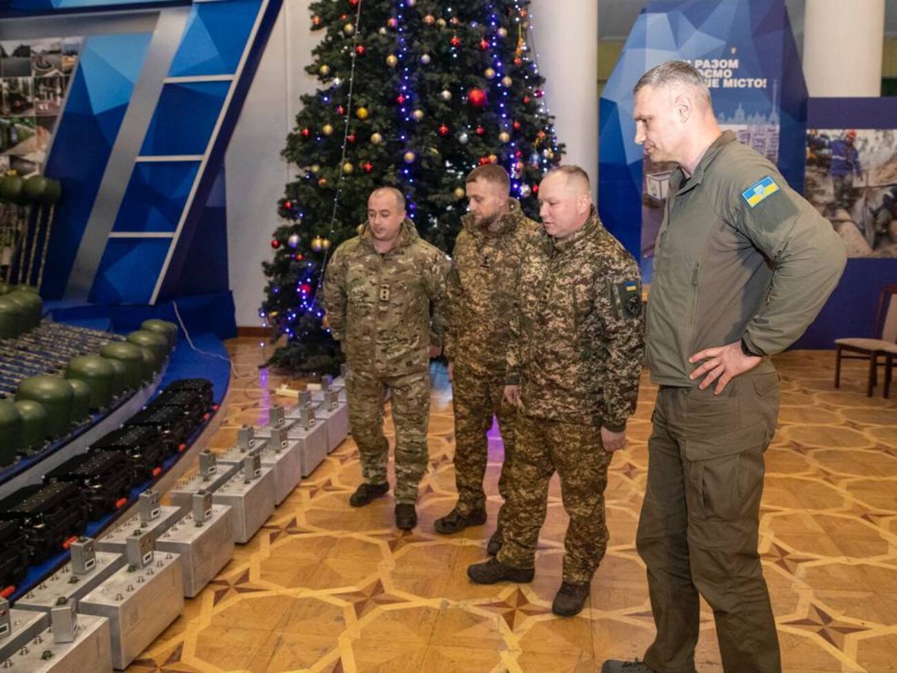 Мер Кличко передав від громади РЕБ для бійців на передовій