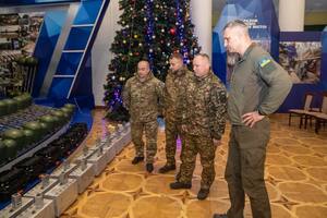 Мэр Кличко передал от общины РЭБ для бойцов на передовой