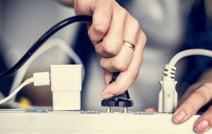 Любой прибор, который остается подключенным к розетке, потребляет электрический ток