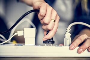 Любой прибор, который остается подключенным к розетке, потребляет электрический ток