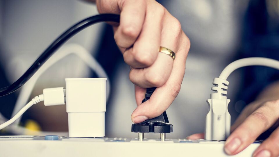 Будь-який прилад, який залишається увімкненим у розетку, споживає електричний струм