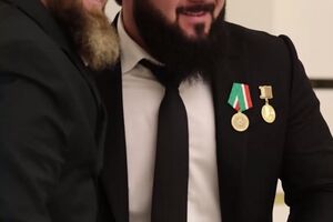 Рамзан Кадиров 26 грудня нагородив медаллю свого племінника Хамзата Кадирова