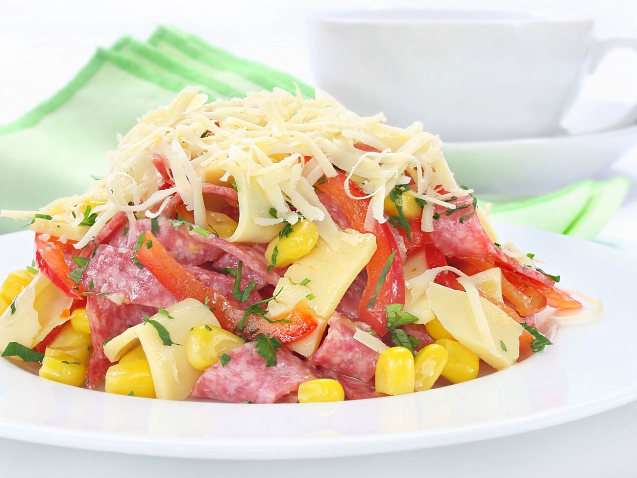 Перед подаванням салат прикрашають зеленню