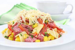 Перед подаванням салат прикрашають зеленню